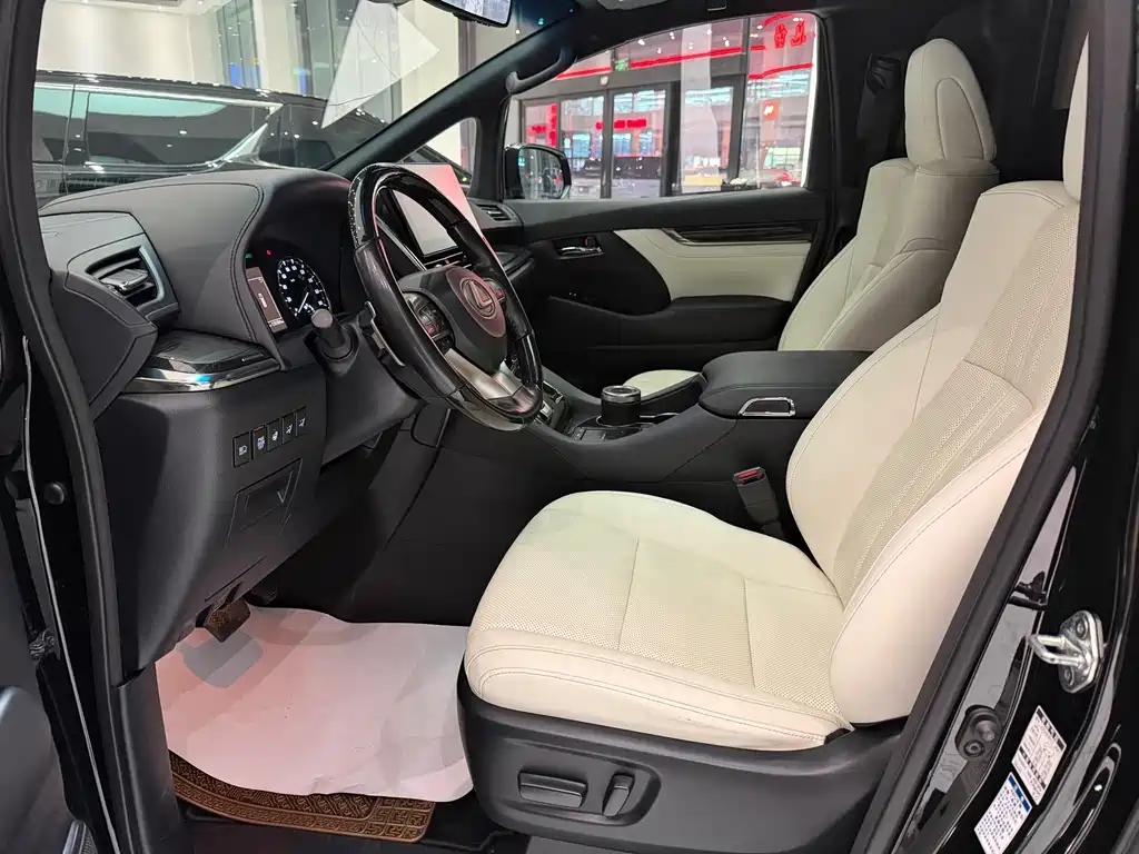 Lexus LM 300 h 4-seat Royal World