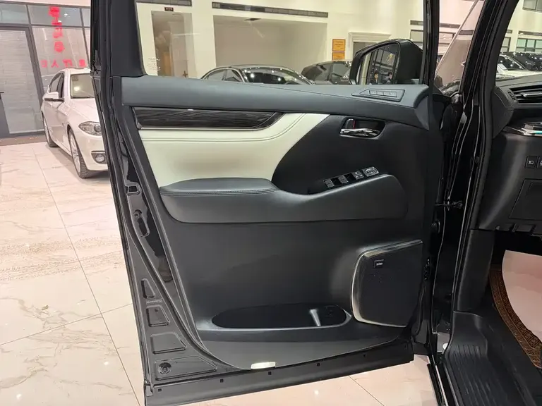 Lexus LM 300 h 4-seat Royal World