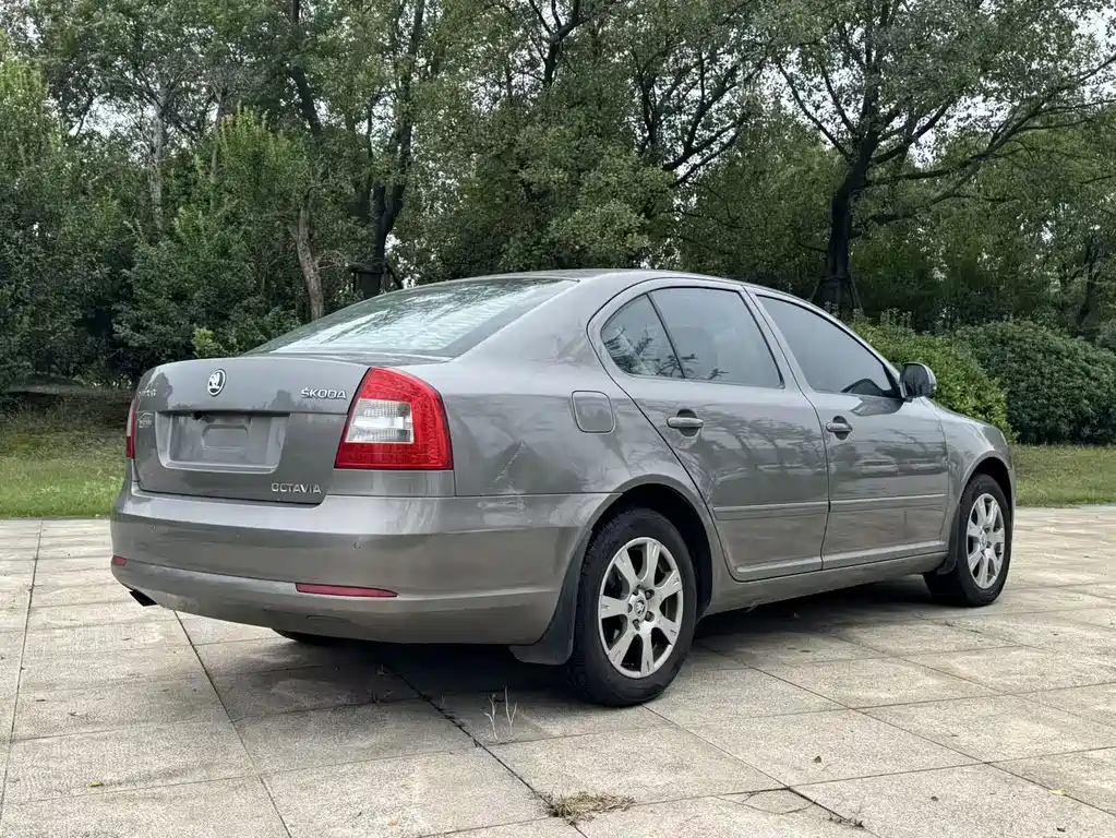 Octavia 1.6 L Auto Elegant