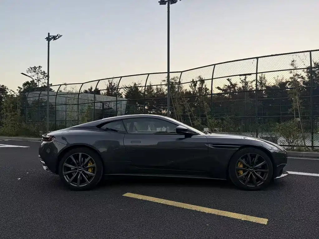Aston Martin DB11 4.0 T V8 Coupe