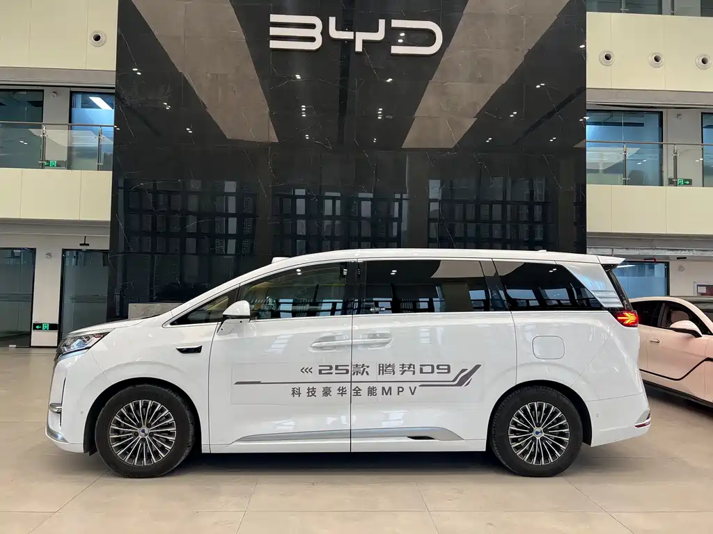 Denza D9 DM-i Smart Drive 1020 4 WD Flagship