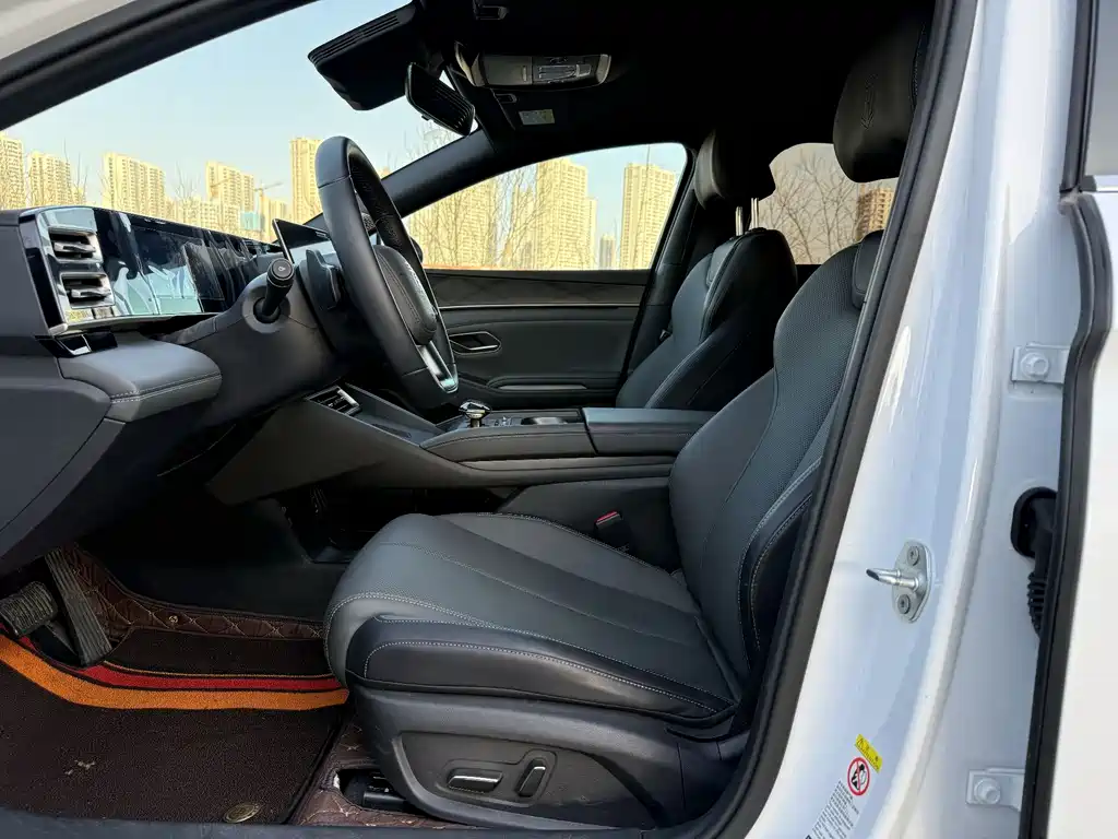 Qin L DM-i Smart Drive 120 KM Leading