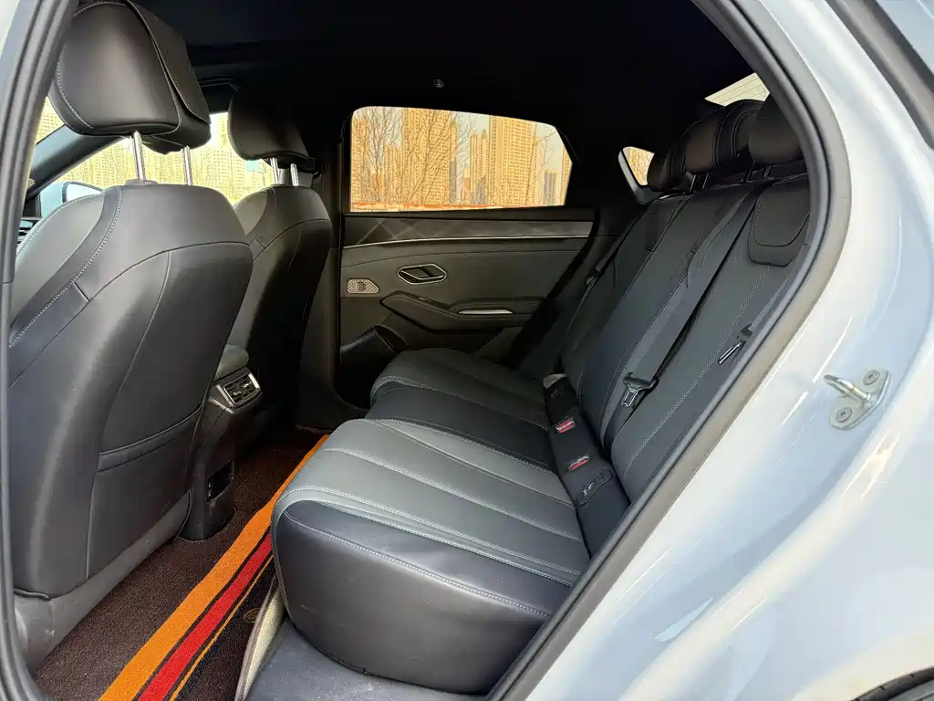 Qin L DM-i Smart Drive 120 KM Leading