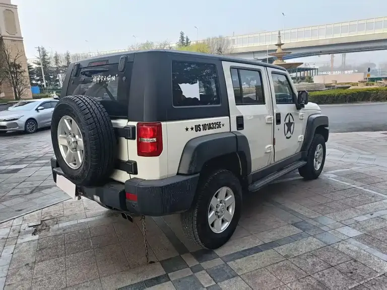 BAIC BJ40 40 L 2.0 T Manual 2 WD Luxury