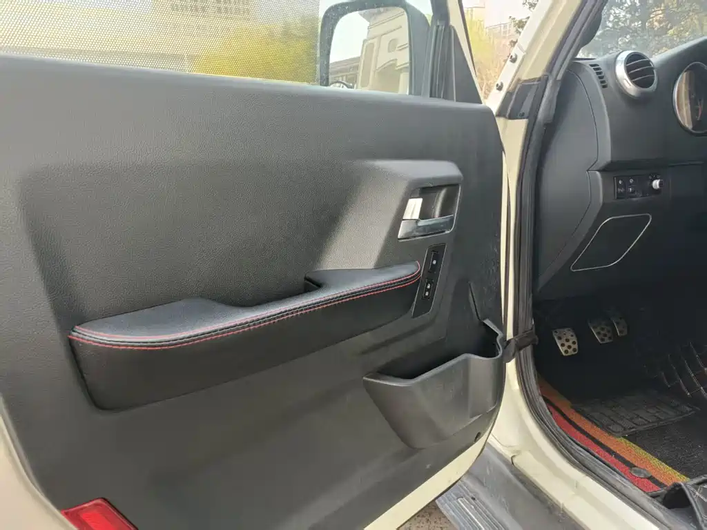 BAIC BJ40 40 L 2.0 T Manual 2 WD Luxury