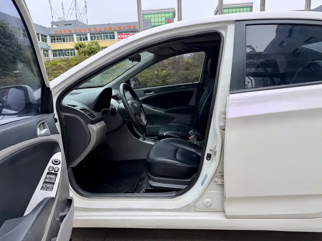 Accent 1.4 L Auto Leading GLX