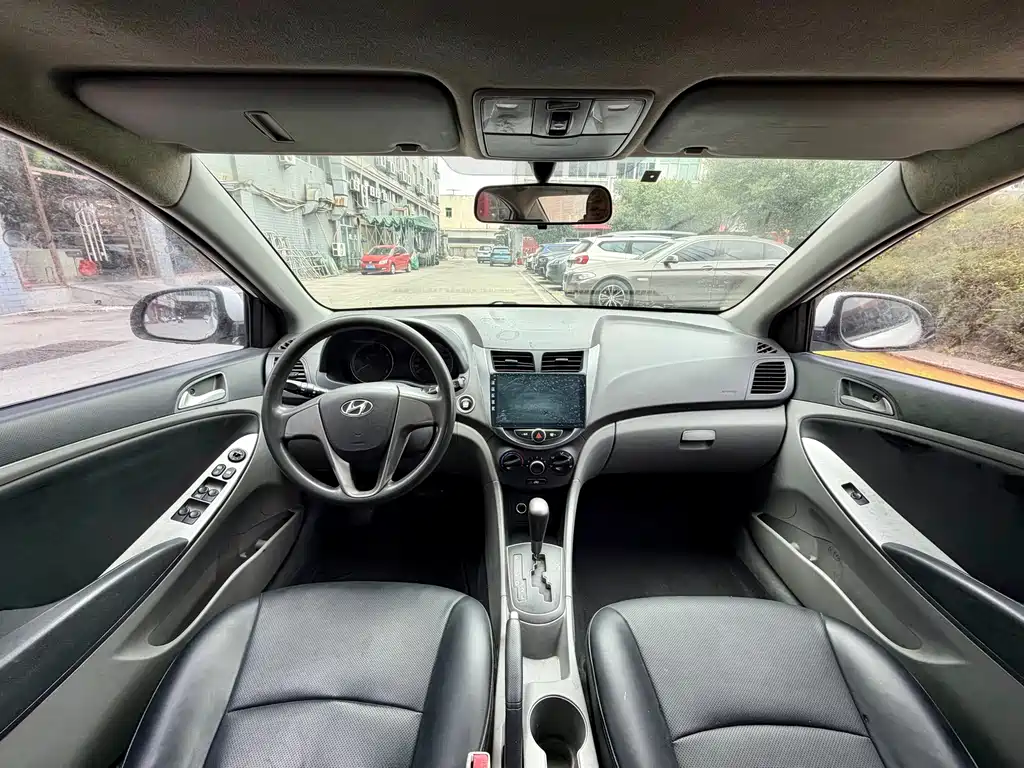 Accent 1.4 L Auto Leading GLX