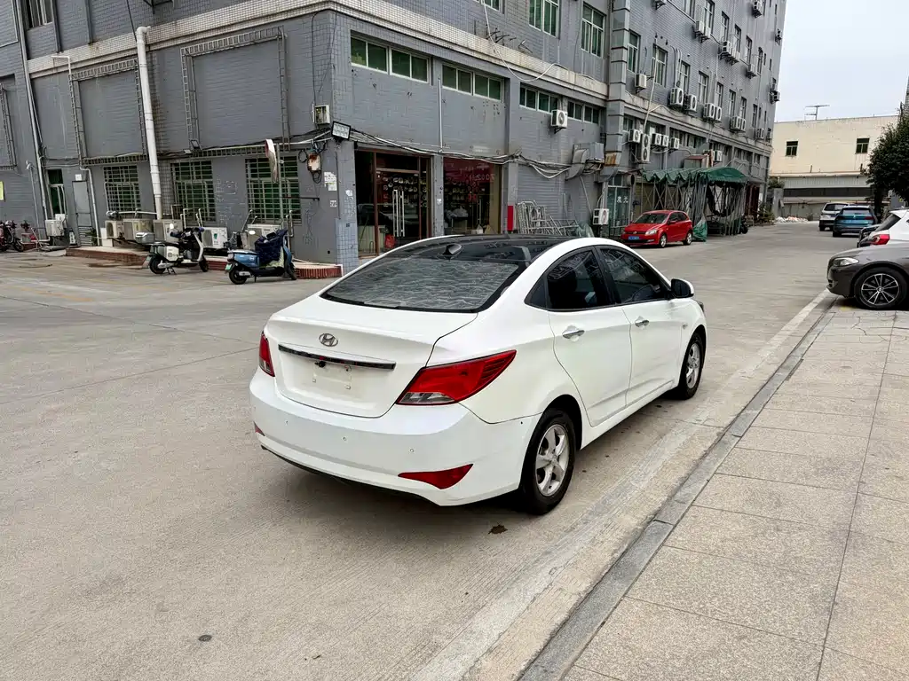 Accent 1.4 L Auto Leading GLX