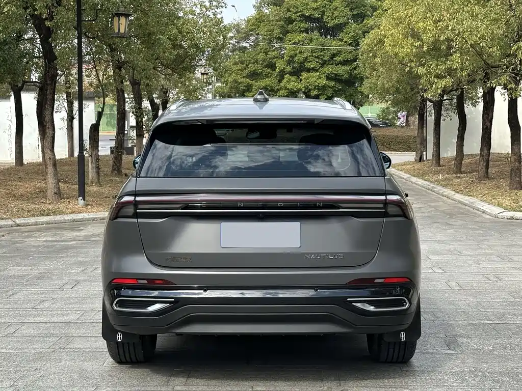 Nautilus 2.0 T 4 WD Premium