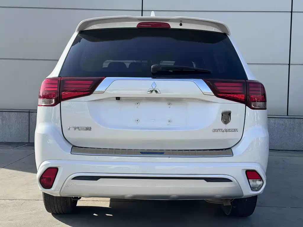 Outlander Facelift 2.0 L 2 WD Smooth Enjoyment 5-seat
