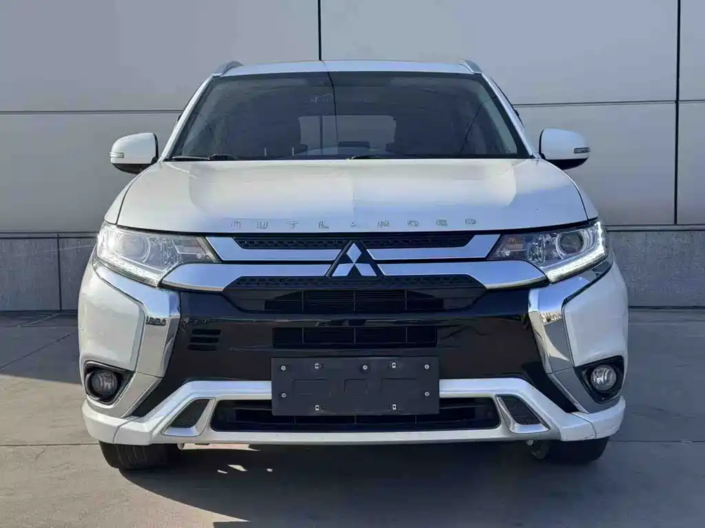 Outlander Facelift 2.0 L 2 WD Smooth Enjoyment 5-seat