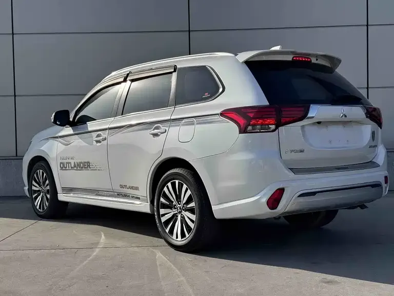 Mitsubishi Outlander Facelift 2.0 L 2 WD Smooth Enjoyment 5-seat