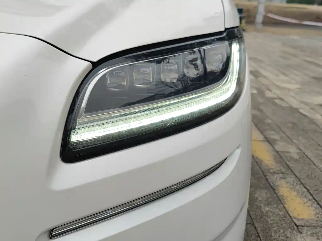 Nautilus Facelift 2.7 T 4 WD Honor Shine