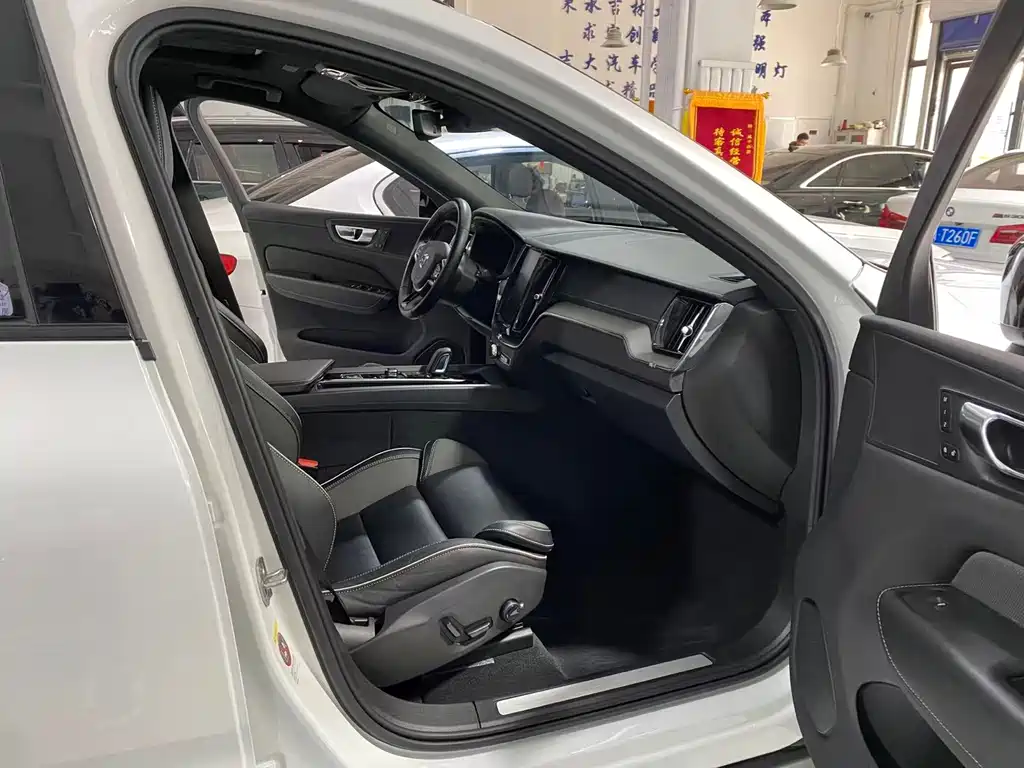 Volvo XC60 PHEV T8 E Drive Hybrid Smart Vision Sport