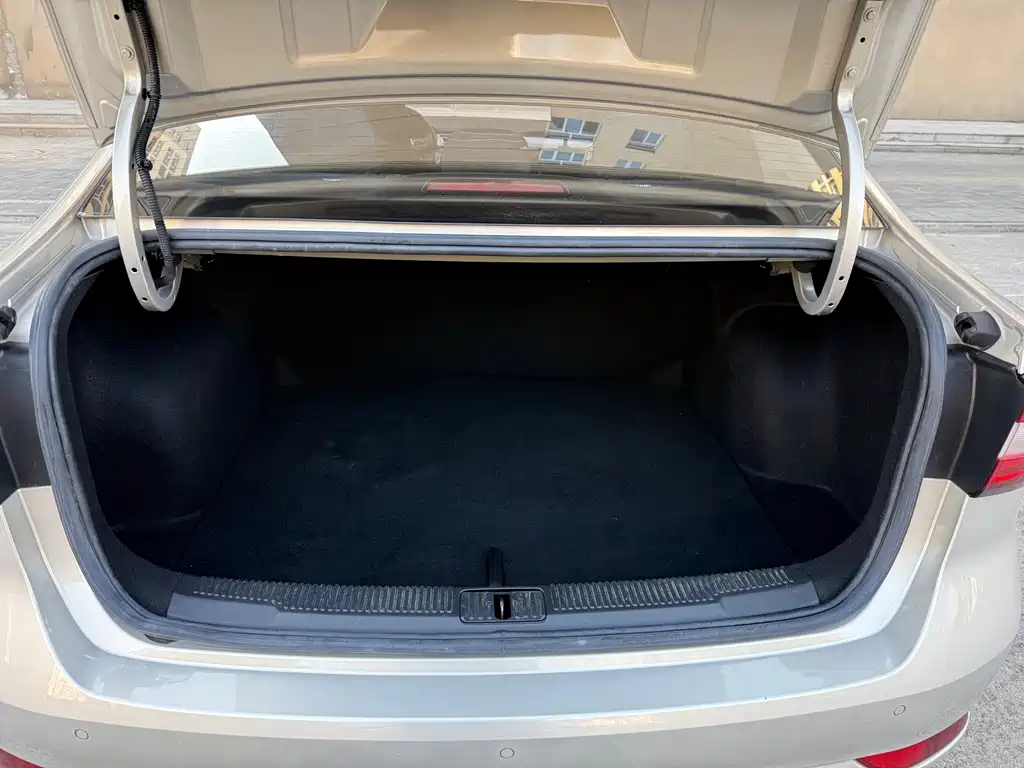 Roewe i5 1.5 L Manual 4 G Connected Leading Luxury