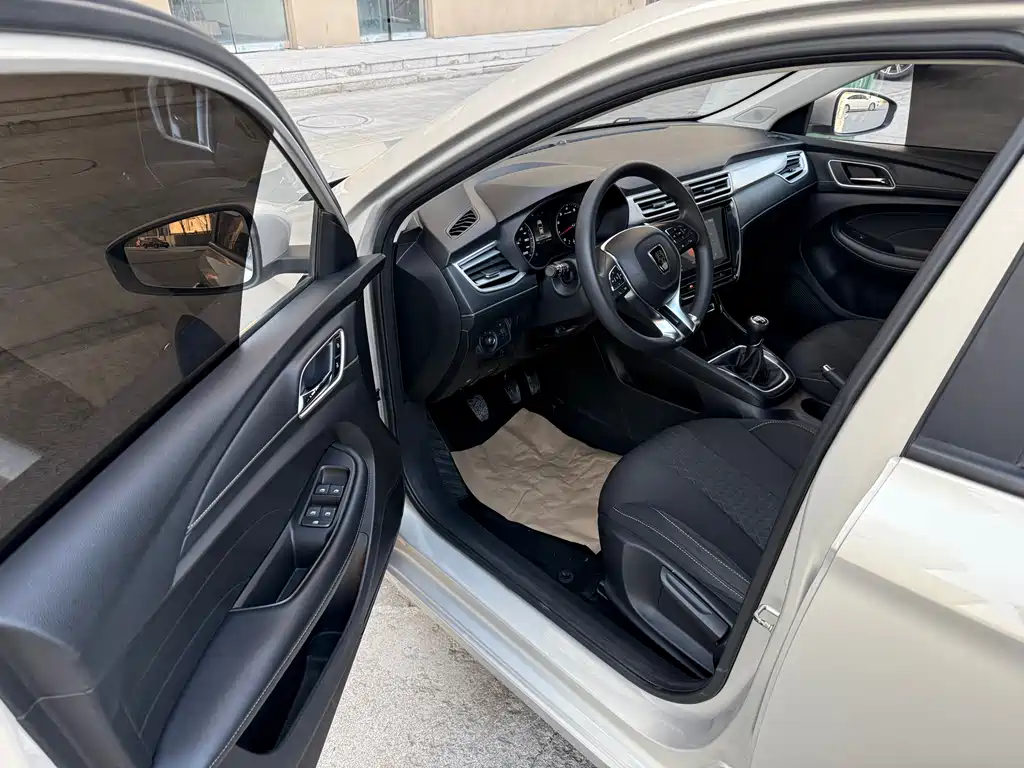 Roewe i5 1.5 L Manual 4 G Connected Leading Luxury