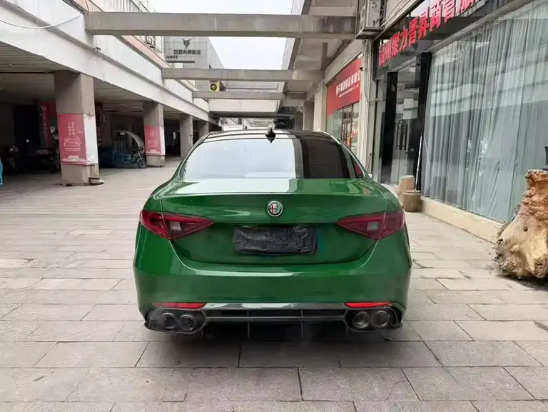 Alfa Romeo Giulia 2.0 T 200 HP Luxury Carbon Fiber Limited