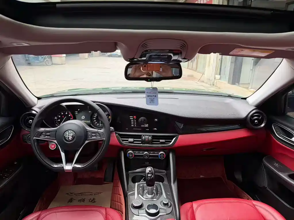 Giulia 2.0 T 200 HP Luxury Carbon Fiber Limited