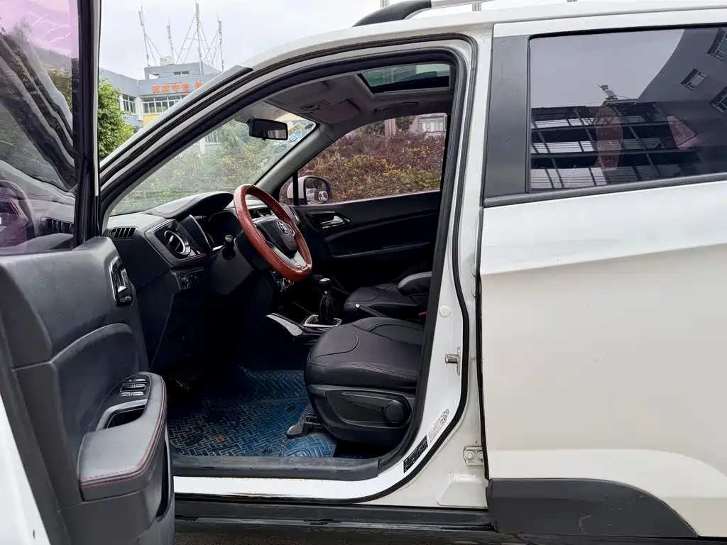 Brilliance V3 中华V3 2016款 1.5 L 手动智能型