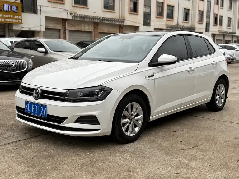 Volkswagen Polo Plus 1.5 L Auto Colorful Tech
