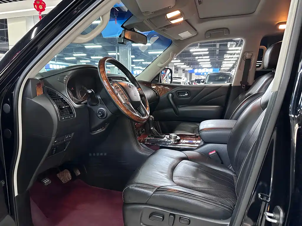 Infiniti QX80 5.6 L 4 WD