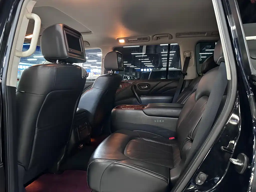 Infiniti QX80 5.6 L 4 WD