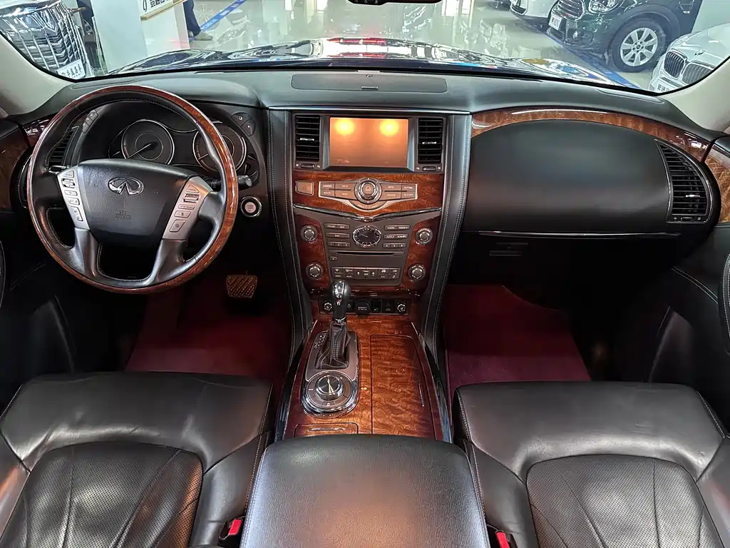 Infiniti QX80 5.6 L 4 WD