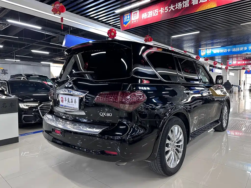 Infiniti QX80 5.6 L 4 WD
