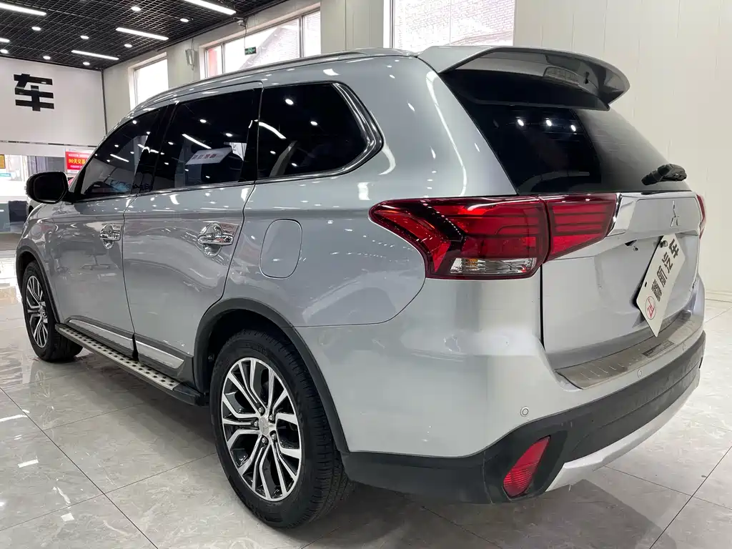 Outlander 2.4 L 4 WD Elite 5-seat