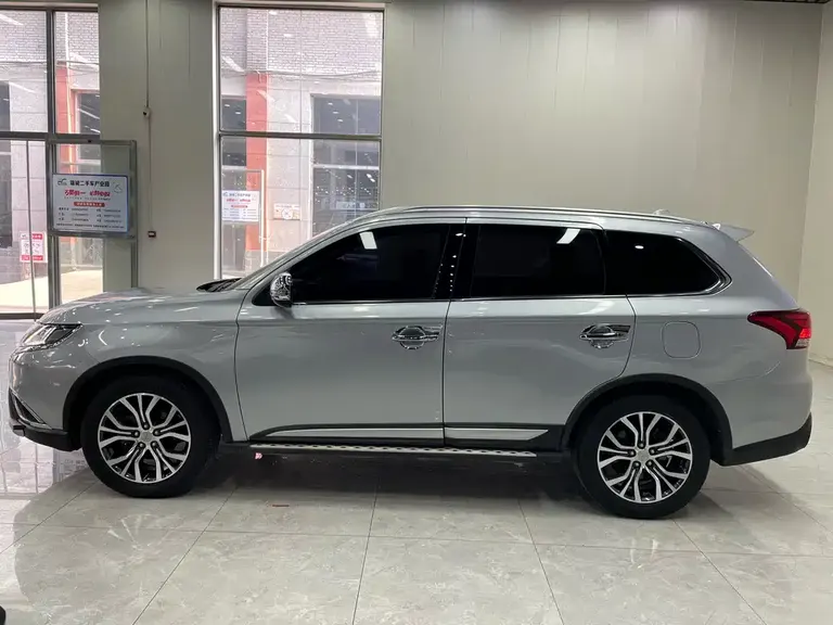 Mitsubishi Outlander 2.4 L 4 WD Elite 5-seat