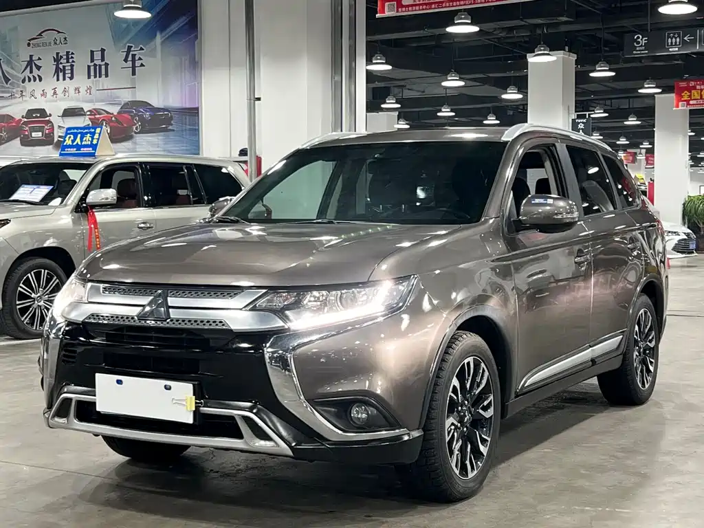 Outlander 2.0 L 2 WD Smooth Enjoyment 5-seat
