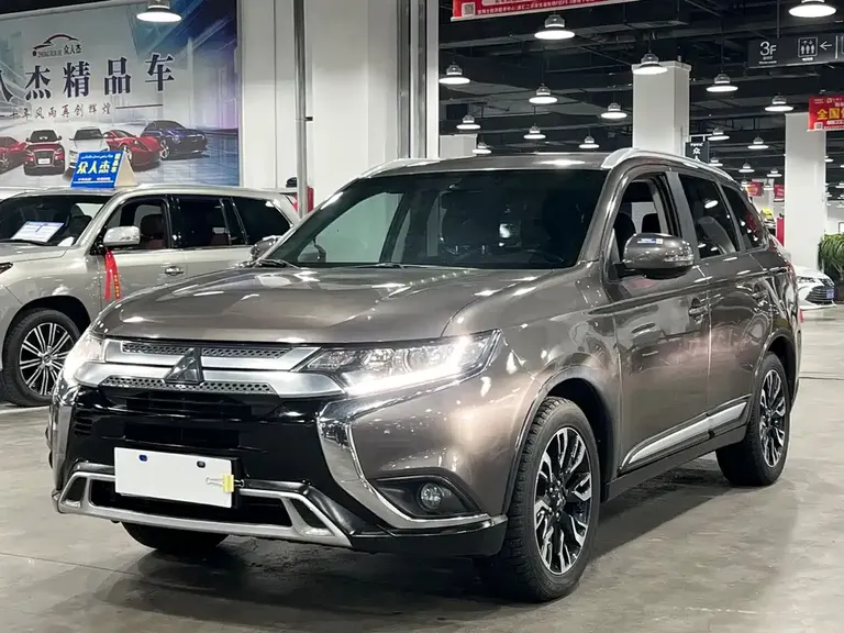 Mitsubishi Outlander 2.0 L 2 WD Smooth Enjoyment 5-seat