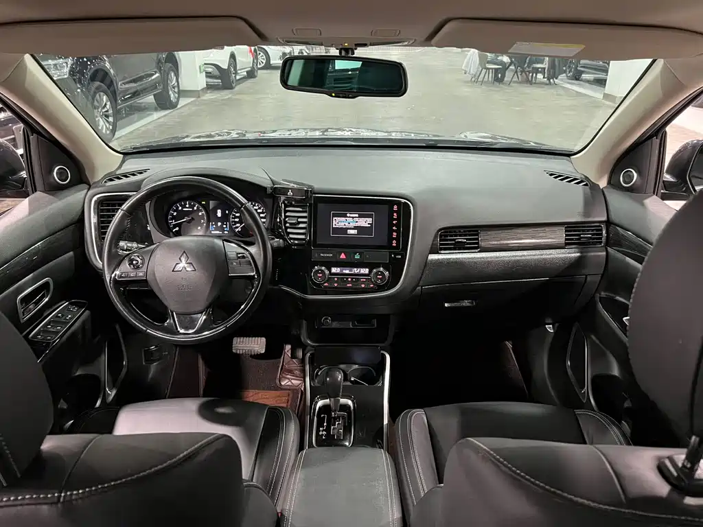 Outlander 2.0 L 2 WD Smooth Enjoyment 5-seat
