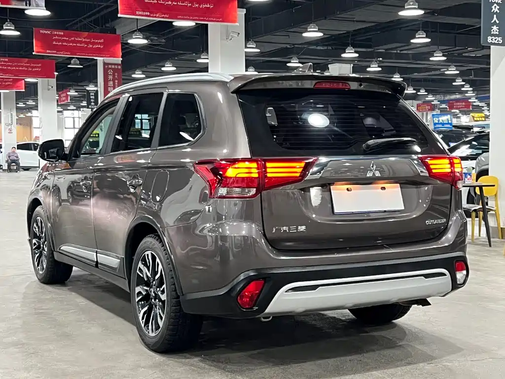 Outlander 2.0 L 2 WD Smooth Enjoyment 5-seat