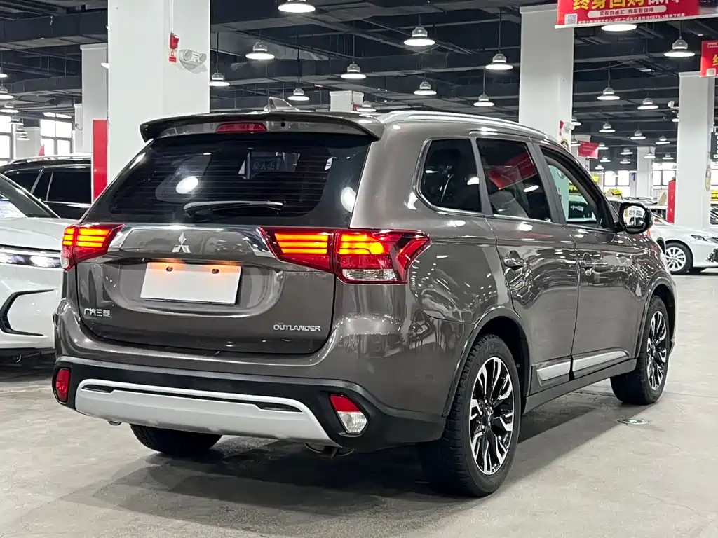 Outlander 2.0 L 2 WD Smooth Enjoyment 5-seat