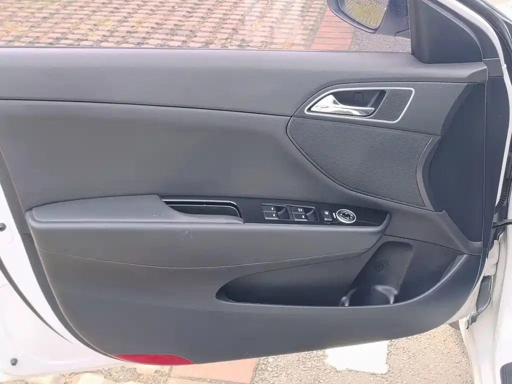 Mistra 1.8 L Auto Distinguished DLX CN-V