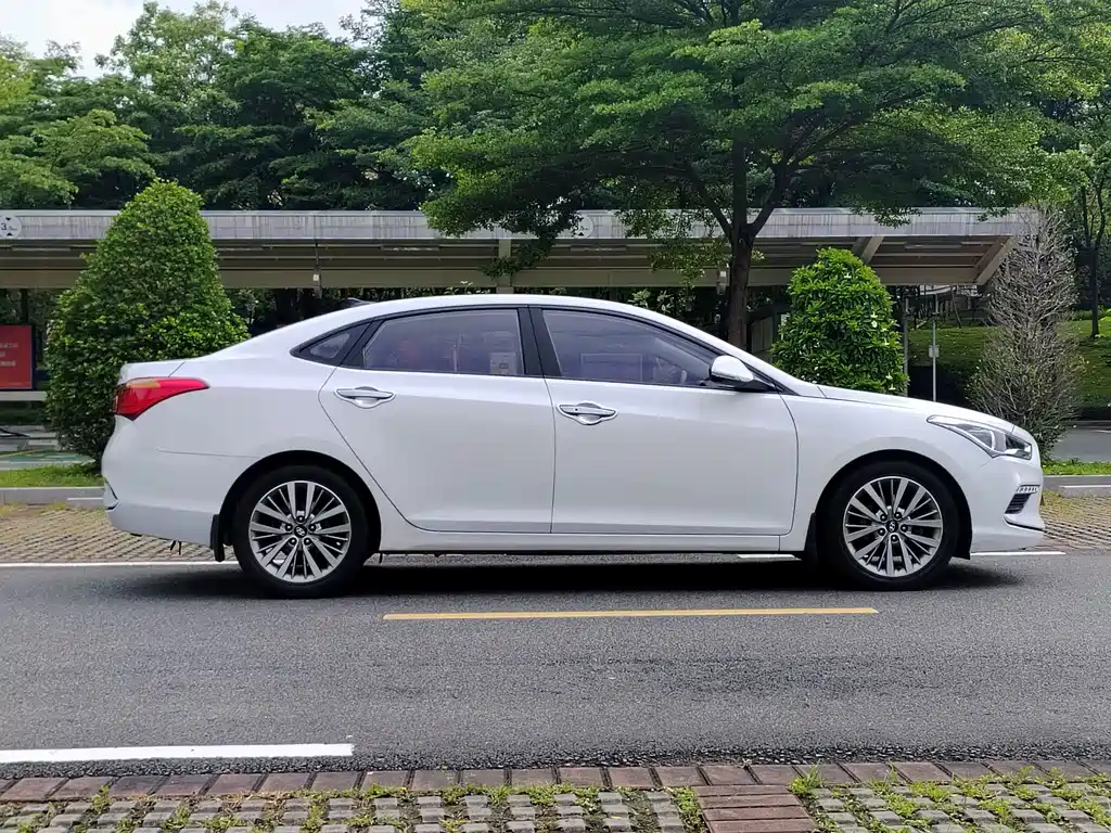 Mistra 1.8 L Auto Distinguished DLX CN-V