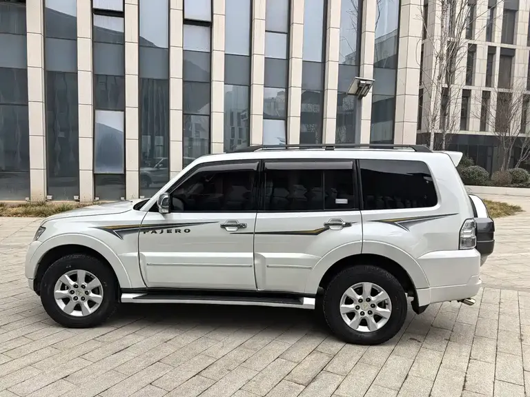 Mitsubishi Pajero (Import) 帕杰罗进口 2016款 3.0 L 自动豪华版 国V
