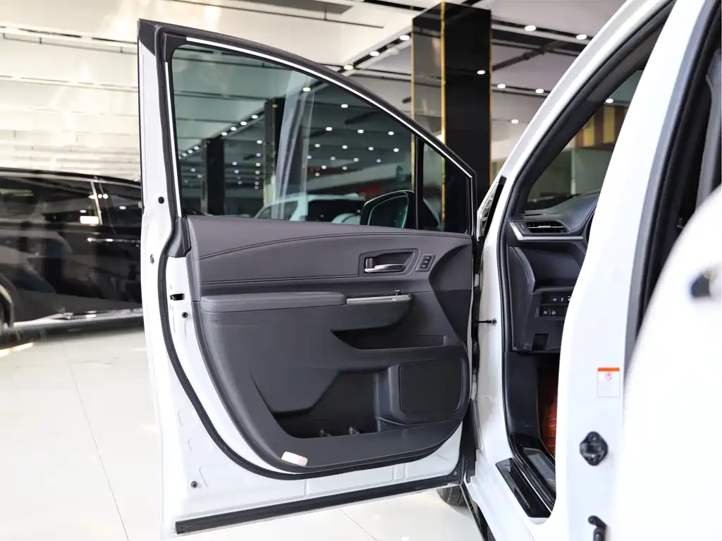 Granvia 2.5 L Hybrid Flagship