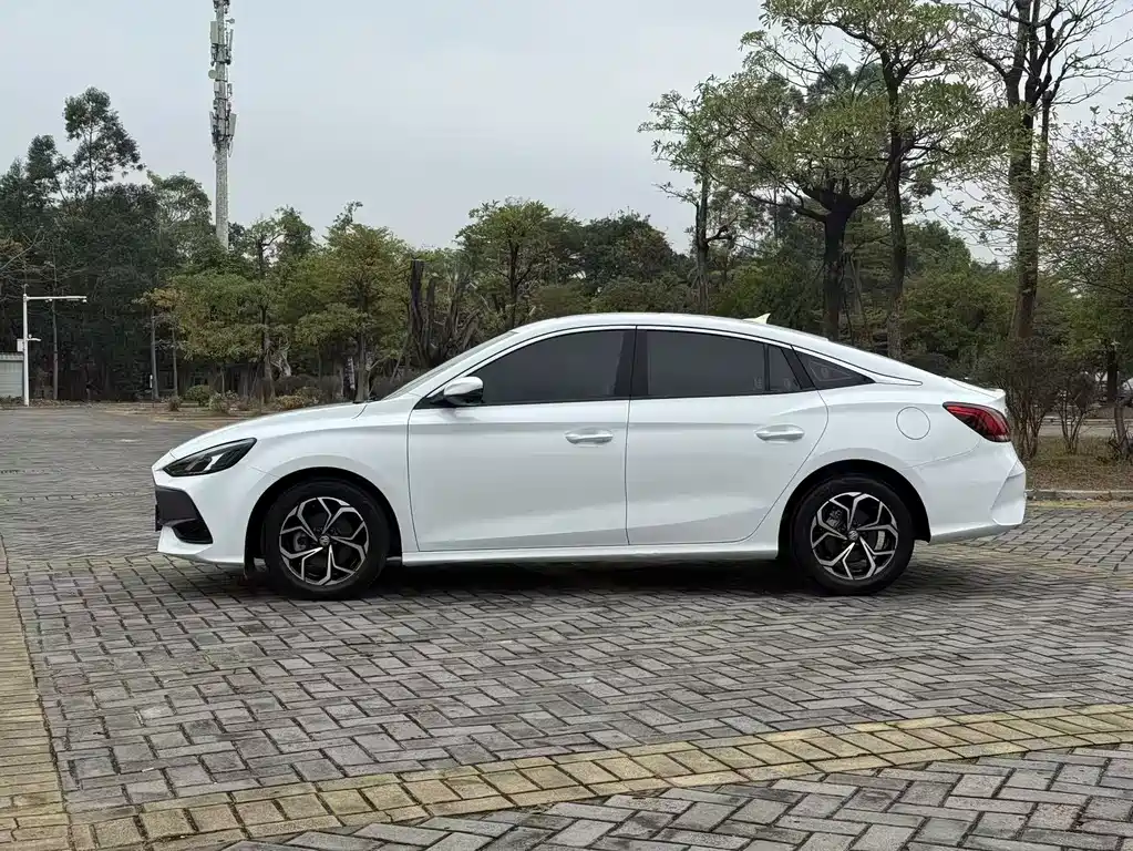 MG5 180 DVVT CVT Luxury