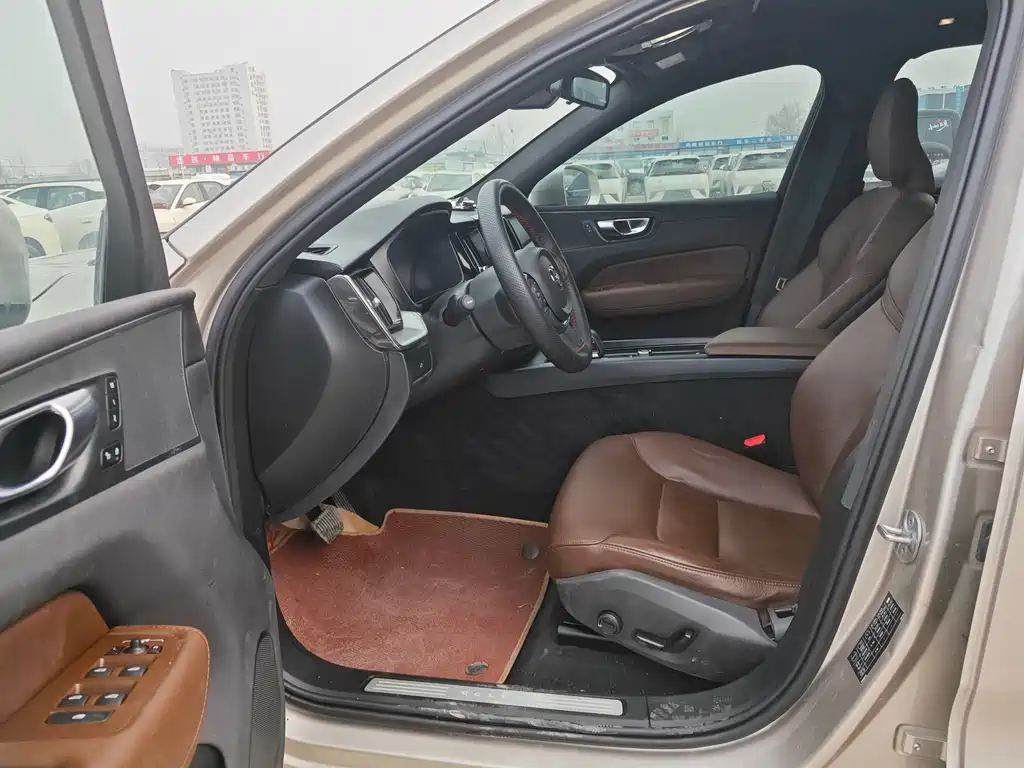 Volvo XC60 B5 4 WD Smart Ease Luxury