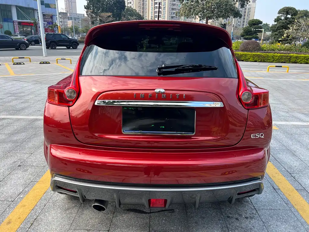 Infiniti ESQ 1.6 L Personality