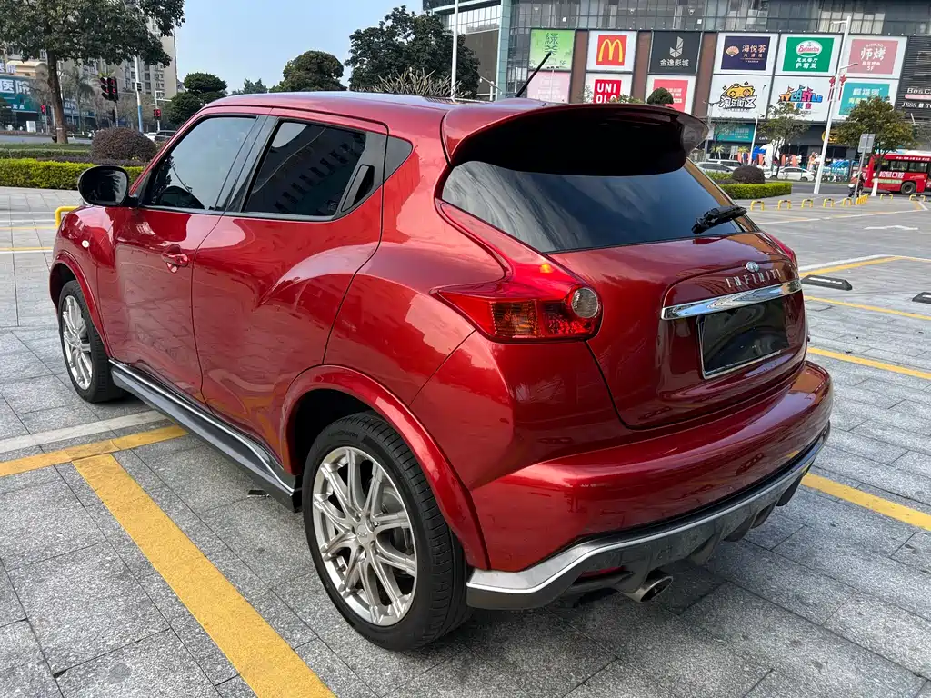 Infiniti ESQ 1.6 L Personality
