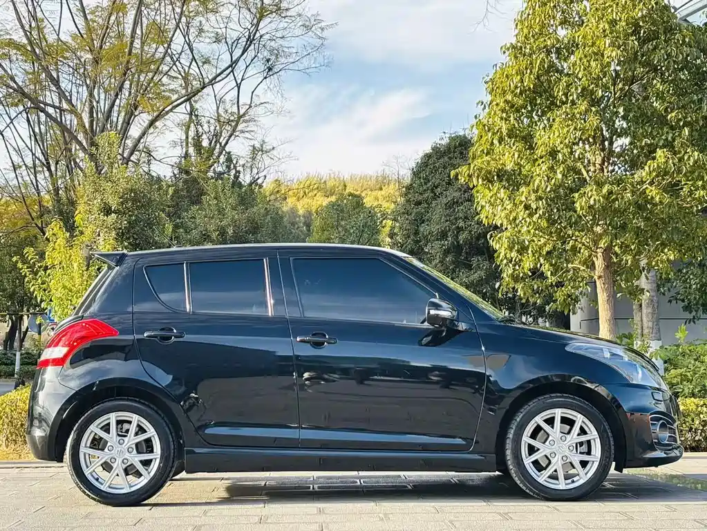 Swift 1.6 L CVT 2 WD Luxury