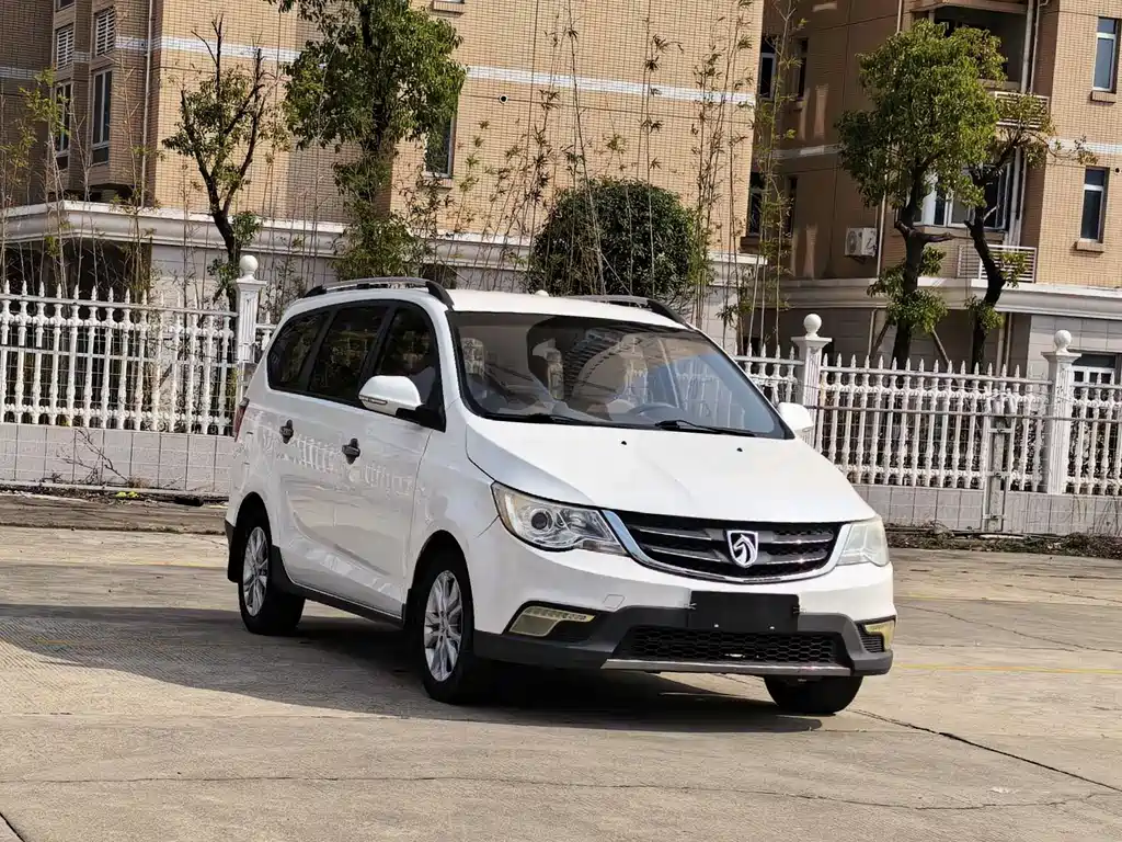Baojun 730 1.5 L Manual Standard 7-seat