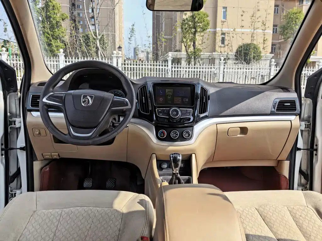 Baojun 730 1.5 L Manual Standard 7-seat