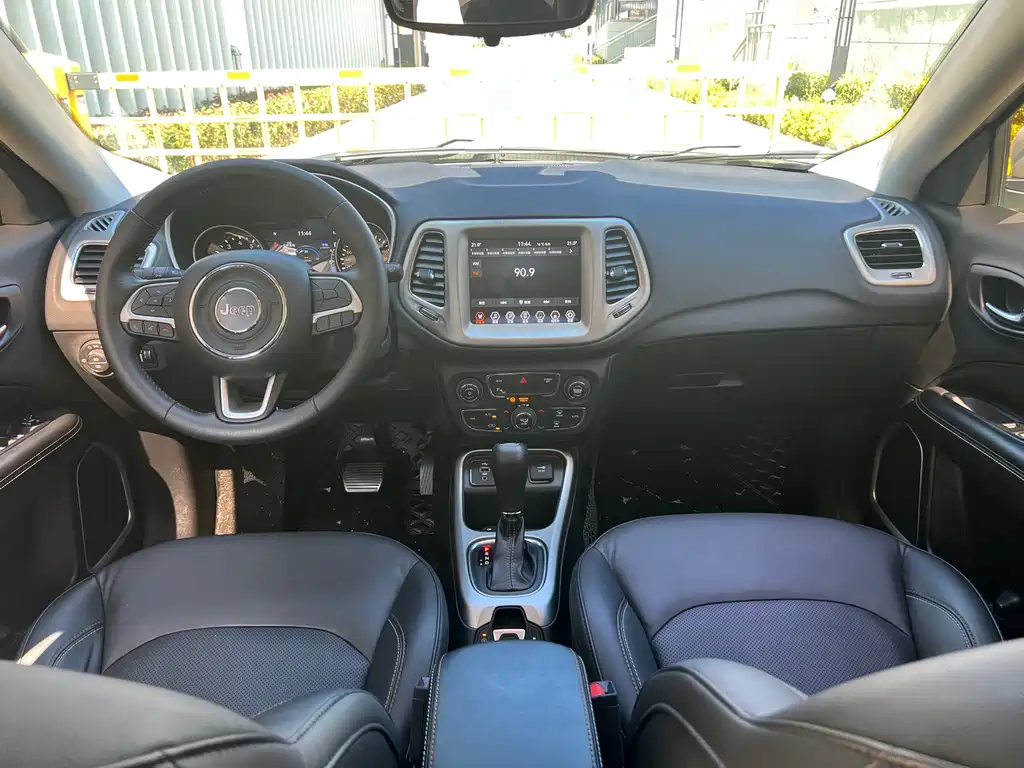 Compass 200 T Auto Home Enjoyment