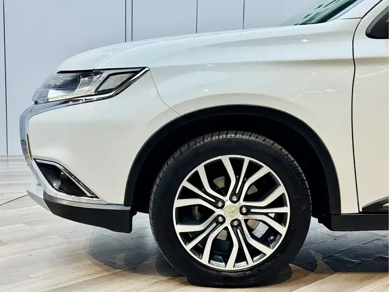 Mitsubishi Outlander 2.4 L 4 WD Elite 5-seat