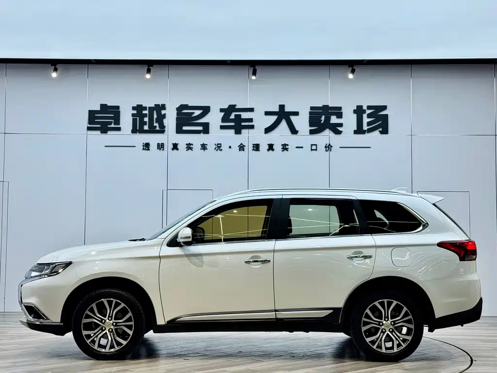 Outlander 2.4 L 4 WD Elite 5-seat