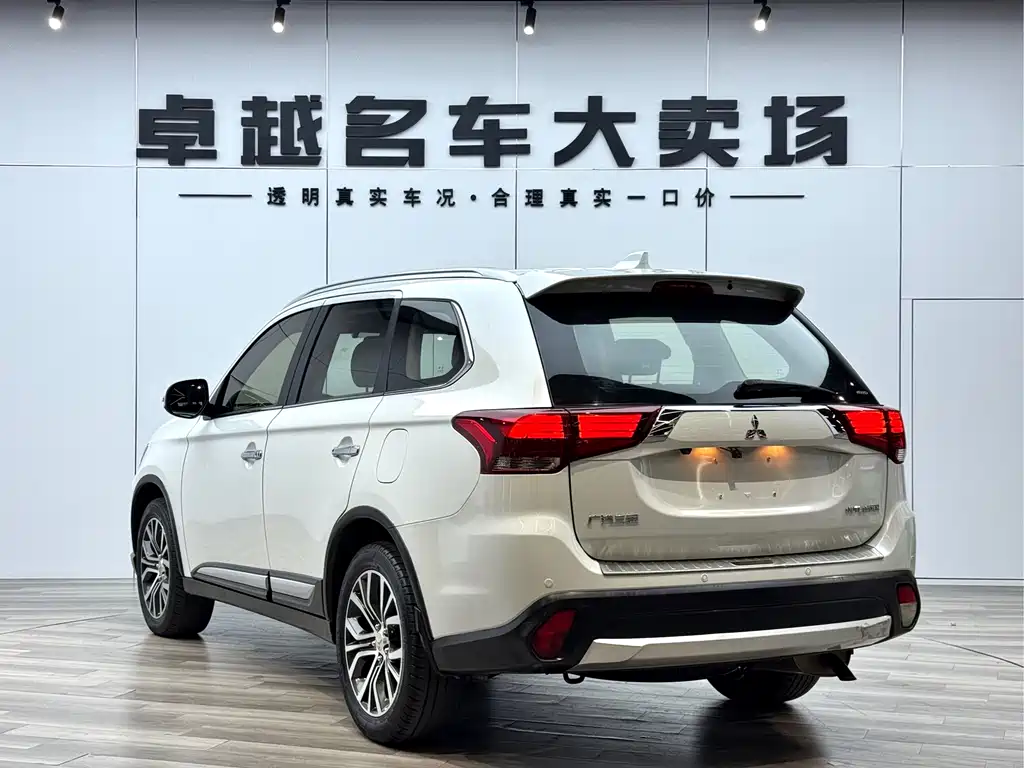 Outlander 2.4 L 4 WD Elite 5-seat